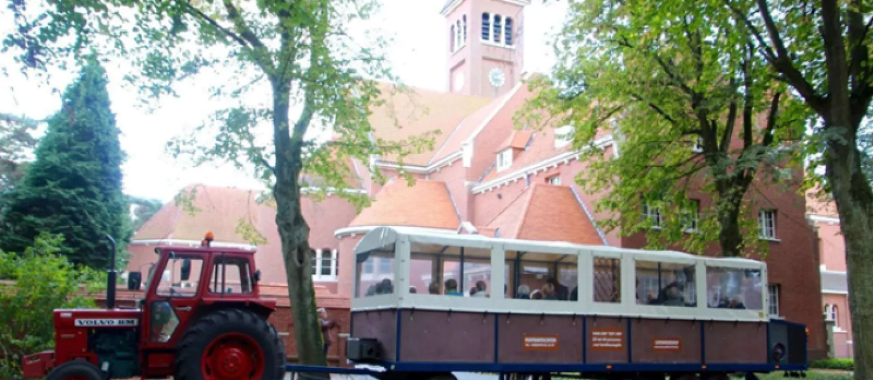 Huifkartochten met landbouwgids